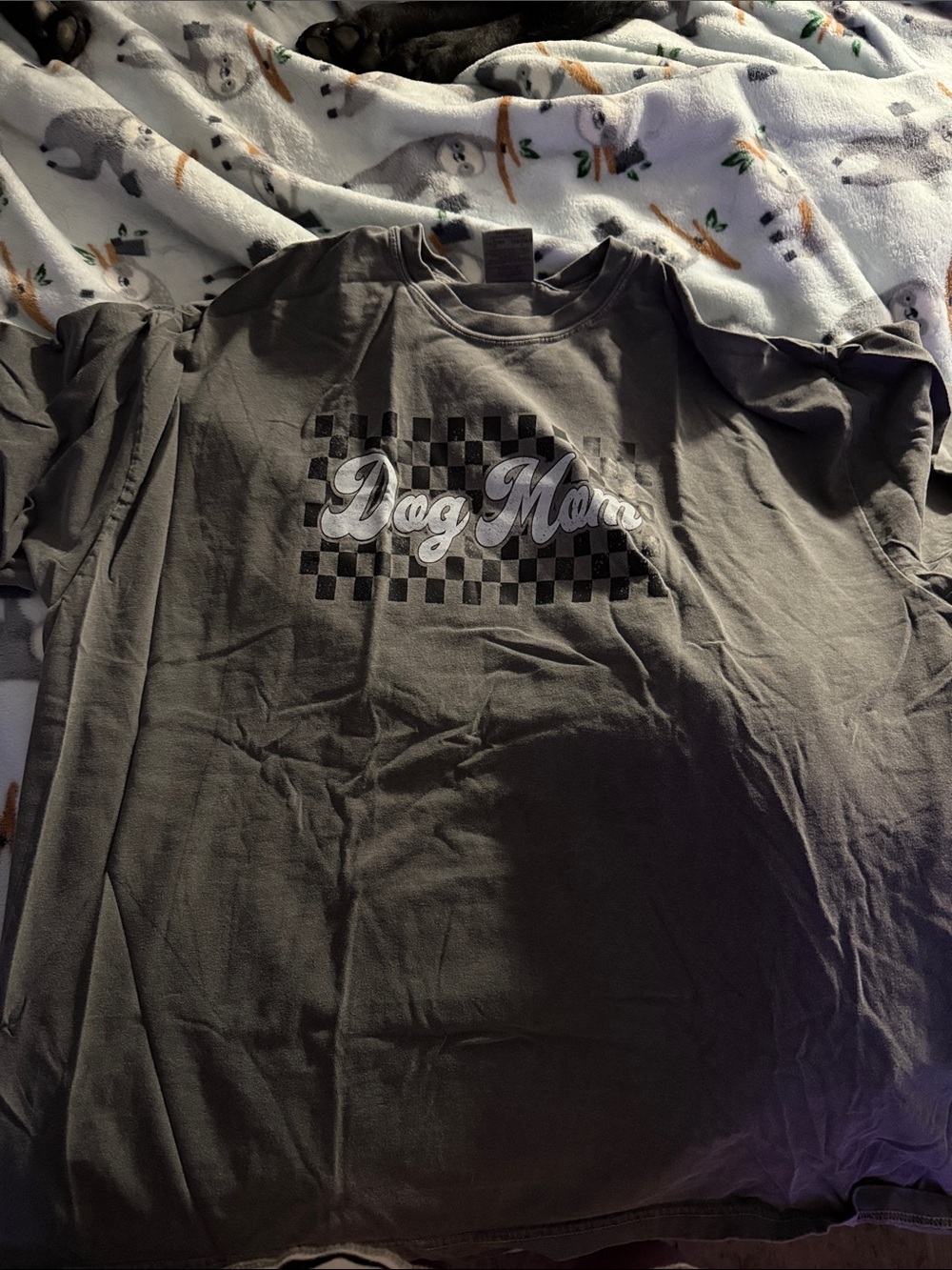 Comfort Colors "Dog Mom" Short Sleeve Tee in Olive/Gray